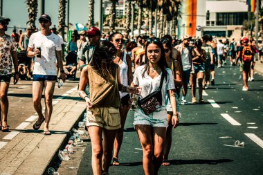 Tel Aviv İsrail 14 Haziran 2019 'da, cinsel yönelim özgürlüğü için LBGT hareketinin bir protestosu olan Tel Aviv sokaklarında eşcinsel onur yürüyüşüne katılan kimliği belirsiz insanların görüntüsü