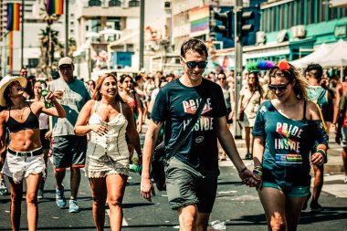 Tel Aviv İsrail 14 Haziran 2019 'da, cinsel yönelim özgürlüğü için LBGT hareketinin bir protestosu olan Tel Aviv sokaklarında eşcinsel onur yürüyüşüne katılan kimliği belirsiz insanların görüntüsü