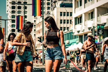 Tel Aviv İsrail 14 Haziran 2019 'da, cinsel yönelim özgürlüğü için LBGT hareketinin bir protestosu olan Tel Aviv sokaklarında eşcinsel onur yürüyüşüne katılan kimliği belirsiz insanların görüntüsü
