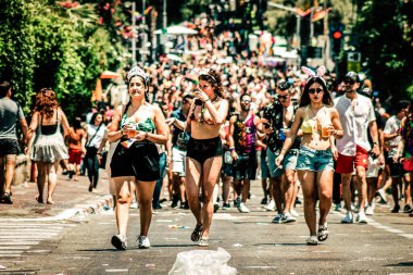 Tel Aviv İsrail 14 Haziran 2019 'da, cinsel yönelim özgürlüğü için LBGT hareketinin bir protestosu olan Tel Aviv sokaklarında eşcinsel onur yürüyüşüne katılan kimliği belirsiz insanların görüntüsü