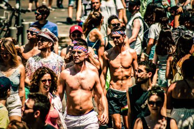 Tel Aviv İsrail 14 Haziran 2019 'da, cinsel yönelim özgürlüğü için LBGT hareketinin bir protestosu olan Tel Aviv sokaklarında eşcinsel onur yürüyüşüne katılan kimliği belirsiz insanların görüntüsü