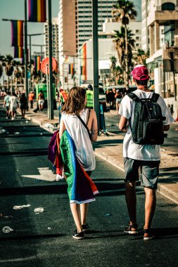 Tel Aviv İsrail 14 Haziran 2019 'da, cinsel yönelim özgürlüğü için LBGT hareketinin bir protestosu olan Tel Aviv sokaklarında eşcinsel onur yürüyüşüne katılan kimliği belirsiz insanların görüntüsü