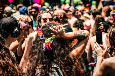 Tel Aviv İsrail 14 Haziran 2019 'da, cinsel yönelim özgürlüğü için LBGT hareketinin bir protestosu olan Tel Aviv sokaklarında eşcinsel onur yürüyüşüne katılan kimliği belirsiz insanların görüntüsü