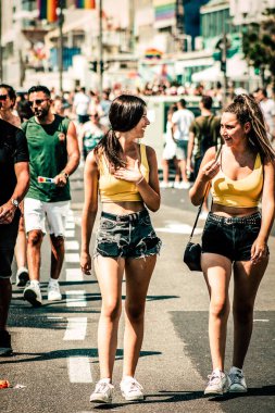 Tel Aviv İsrail 14 Haziran 2019 'da, cinsel yönelim özgürlüğü için LBGT hareketinin bir protestosu olan Tel Aviv sokaklarında eşcinsel onur yürüyüşüne katılan kimliği belirsiz insanların görüntüsü