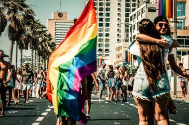 Tel Aviv İsrail 14 Haziran 2019 'da, cinsel yönelim özgürlüğü için LBGT hareketinin bir protestosu olan Tel Aviv sokaklarında eşcinsel onur yürüyüşüne katılan kimliği belirsiz insanların görüntüsü