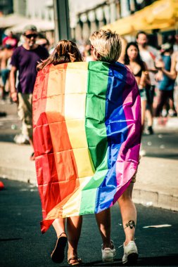Tel Aviv İsrail 14 Haziran 2019 'da, cinsel yönelim özgürlüğü için LBGT hareketinin bir protestosu olan Tel Aviv sokaklarında eşcinsel onur yürüyüşüne katılan kimliği belirsiz insanların görüntüsü