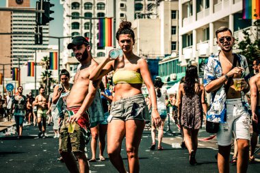Tel Aviv İsrail 14 Haziran 2019 'da, cinsel yönelim özgürlüğü için LBGT hareketinin bir protestosu olan Tel Aviv sokaklarında eşcinsel onur yürüyüşüne katılan kimliği belirsiz insanların görüntüsü