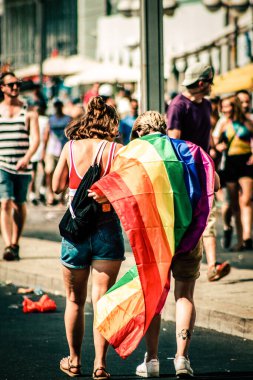 Tel Aviv İsrail 14 Haziran 2019 'da, cinsel yönelim özgürlüğü için LBGT hareketinin bir protestosu olan Tel Aviv sokaklarında eşcinsel onur yürüyüşüne katılan kimliği belirsiz insanların görüntüsü