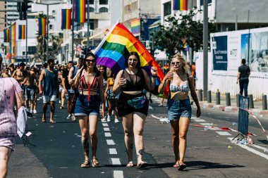 Tel Aviv İsrail 14 Haziran 2019 'da, cinsel yönelim özgürlüğü için LBGT hareketinin bir protestosu olan Tel Aviv sokaklarında eşcinsel onur yürüyüşüne katılan kimliği belirsiz insanların görüntüsü