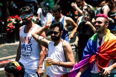 Tel Aviv İsrail 14 Haziran 2019 'da, cinsel yönelim özgürlüğü için LBGT hareketinin bir protestosu olan Tel Aviv sokaklarında eşcinsel onur yürüyüşüne katılan kimliği belirsiz insanların görüntüsü