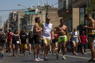 Tel Aviv İsrail 14 Haziran 2019 'da, cinsel yönelim özgürlüğü için LBGT hareketinin bir protestosu olan Tel Aviv sokaklarında eşcinsel onur yürüyüşüne katılan kimliği belirsiz insanların görüntüsü