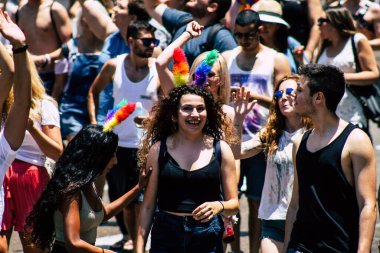 Tel Aviv İsrail 14 Haziran 2019 'da, cinsel yönelim özgürlüğü için LBGT hareketinin bir protestosu olan Tel Aviv sokaklarında eşcinsel onur yürüyüşüne katılan kimliği belirsiz insanların görüntüsü