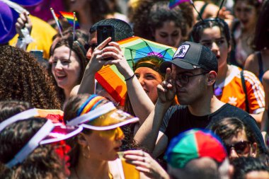 Tel Aviv İsrail 14 Haziran 2019 'da, cinsel yönelim özgürlüğü için LBGT hareketinin bir protestosu olan Tel Aviv sokaklarında eşcinsel onur yürüyüşüne katılan kimliği belirsiz insanların görüntüsü