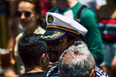 Tel Aviv İsrail 14 Haziran 2019 'da, cinsel yönelim özgürlüğü için LBGT hareketinin bir protestosu olan Tel Aviv sokaklarında eşcinsel onur yürüyüşüne katılan kimliği belirsiz insanların görüntüsü