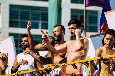 Tel Aviv İsrail 14 Haziran 2019 'da, cinsel yönelim özgürlüğü için LBGT hareketinin bir protestosu olan Tel Aviv sokaklarında eşcinsel onur yürüyüşüne katılan kimliği belirsiz insanların görüntüsü