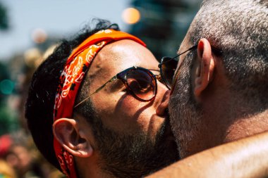 Tel Aviv İsrail 14 Haziran 2019 'da, cinsel yönelim özgürlüğü için LBGT hareketinin bir protestosu olan Tel Aviv sokaklarında eşcinsel onur yürüyüşüne katılan kimliği belirsiz insanların görüntüsü