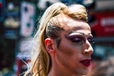 Tel Aviv İsrail 14 Haziran 2019 'da, cinsel yönelim özgürlüğü için LBGT hareketinin bir protestosu olan Tel Aviv sokaklarında eşcinsel onur yürüyüşüne katılan kimliği belirsiz insanların görüntüsü