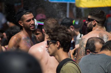 Tel Aviv İsrail 14 Haziran 2019 'da, cinsel yönelim özgürlüğü için LBGT hareketinin bir protestosu olan Tel Aviv sokaklarında eşcinsel onur yürüyüşüne katılan kimliği belirsiz insanların görüntüsü