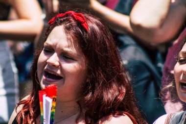 Tel Aviv İsrail 14 Haziran 2019 'da, cinsel yönelim özgürlüğü için LBGT hareketinin bir protestosu olan Tel Aviv sokaklarında eşcinsel onur yürüyüşüne katılan kimliği belirsiz insanların görüntüsü