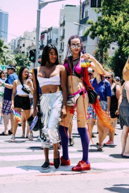 Tel Aviv İsrail 14 Haziran 2019 'da, cinsel yönelim özgürlüğü için LBGT hareketinin bir protestosu olan Tel Aviv sokaklarında eşcinsel onur yürüyüşüne katılan kimliği belirsiz insanların görüntüsü