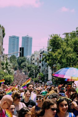 Tel Aviv İsrail 14 Haziran 2019 'da, cinsel yönelim özgürlüğü için LBGT hareketinin bir protestosu olan Tel Aviv sokaklarında eşcinsel onur yürüyüşüne katılan kimliği belirsiz insanların görüntüsü