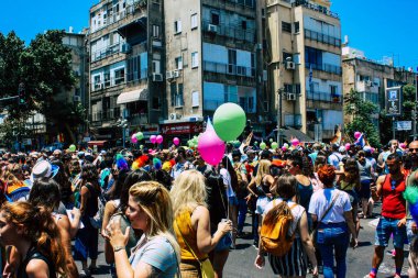 Tel Aviv İsrail 14 Haziran 2019 'da, cinsel yönelim özgürlüğü için LBGT hareketinin bir protestosu olan Tel Aviv sokaklarında eşcinsel onur yürüyüşüne katılan kimliği belirsiz insanların görüntüsü