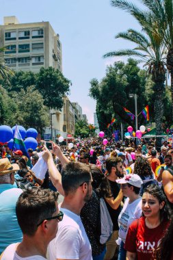 Tel Aviv İsrail 14 Haziran 2019 'da, cinsel yönelim özgürlüğü için LBGT hareketinin bir protestosu olan Tel Aviv sokaklarında eşcinsel onur yürüyüşüne katılan kimliği belirsiz insanların görüntüsü