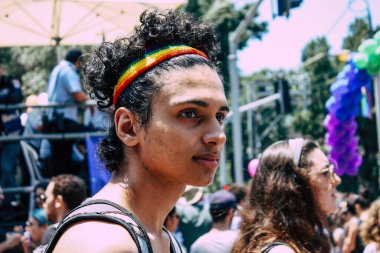 Tel Aviv İsrail 14 Haziran 2019 'da, cinsel yönelim özgürlüğü için LBGT hareketinin bir protestosu olan Tel Aviv sokaklarında eşcinsel onur yürüyüşüne katılan kimliği belirsiz insanların görüntüsü