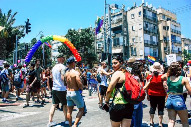 Tel Aviv İsrail 14 Haziran 2019 'da, cinsel yönelim özgürlüğü için LBGT hareketinin bir protestosu olan Tel Aviv sokaklarında eşcinsel onur yürüyüşüne katılan kimliği belirsiz insanların görüntüsü