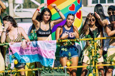Tel Aviv İsrail 14 Haziran 2019 'da, cinsel yönelim özgürlüğü için LBGT hareketinin bir protestosu olan Tel Aviv sokaklarında eşcinsel onur yürüyüşüne katılan kimliği belirsiz insanların görüntüsü