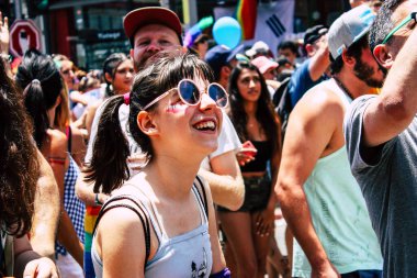 Tel Aviv İsrail 14 Haziran 2019 'da, cinsel yönelim özgürlüğü için LBGT hareketinin bir protestosu olan Tel Aviv sokaklarında eşcinsel onur yürüyüşüne katılan kimliği belirsiz insanların görüntüsü