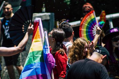 Tel Aviv İsrail 14 Haziran 2019 'da, cinsel yönelim özgürlüğü için LBGT hareketinin bir protestosu olan Tel Aviv sokaklarında eşcinsel onur yürüyüşüne katılan kimliği belirsiz insanların görüntüsü