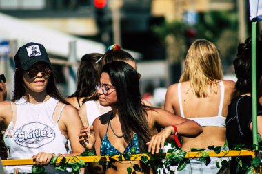 Tel Aviv İsrail 14 Haziran 2019 'da, cinsel yönelim özgürlüğü için LBGT hareketinin bir protestosu olan Tel Aviv sokaklarında eşcinsel onur yürüyüşüne katılan kimliği belirsiz insanların görüntüsü