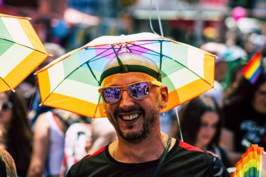 Tel Aviv İsrail 14 Haziran 2019 'da, cinsel yönelim özgürlüğü için LBGT hareketinin bir protestosu olan Tel Aviv sokaklarında eşcinsel onur yürüyüşüne katılan kimliği belirsiz insanların görüntüsü