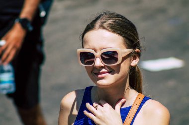 Tel Aviv İsrail 14 Haziran 2019 'da, cinsel yönelim özgürlüğü için LBGT hareketinin bir protestosu olan Tel Aviv sokaklarında eşcinsel onur yürüyüşüne katılan kimliği belirsiz insanların görüntüsü