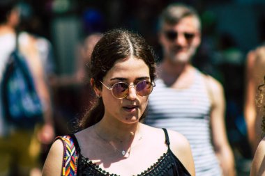 Tel Aviv İsrail 14 Haziran 2019 'da, cinsel yönelim özgürlüğü için LBGT hareketinin bir protestosu olan Tel Aviv sokaklarında eşcinsel onur yürüyüşüne katılan kimliği belirsiz insanların görüntüsü