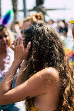 Tel Aviv İsrail 14 Haziran 2019 'da, cinsel yönelim özgürlüğü için LBGT hareketinin bir protestosu olan Tel Aviv sokaklarında eşcinsel onur yürüyüşüne katılan kimliği belirsiz insanların görüntüsü