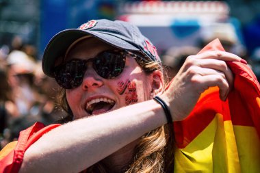 Tel Aviv İsrail 14 Haziran 2019 'da, cinsel yönelim özgürlüğü için LBGT hareketinin bir protestosu olan Tel Aviv sokaklarında eşcinsel onur yürüyüşüne katılan kimliği belirsiz insanların görüntüsü