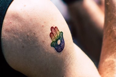 Tel Aviv İsrail 14 Haziran 2019 'da, cinsel yönelim özgürlüğü için LBGT hareketinin bir protestosu olan Tel Aviv sokaklarında eşcinsel onur yürüyüşüne katılan kimliği belirsiz insanların görüntüsü