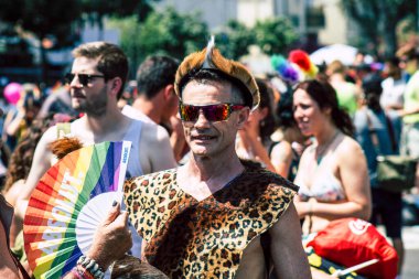Tel Aviv İsrail 14 Haziran 2019 'da, cinsel yönelim özgürlüğü için LBGT hareketinin bir protestosu olan Tel Aviv sokaklarında eşcinsel onur yürüyüşüne katılan kimliği belirsiz insanların görüntüsü