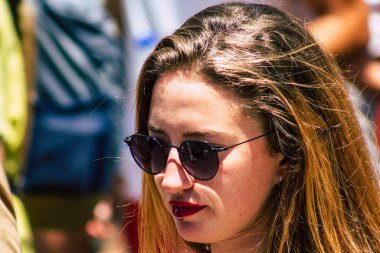 Tel Aviv İsrail 14 Haziran 2019 'da, cinsel yönelim özgürlüğü için LBGT hareketinin bir protestosu olan Tel Aviv sokaklarında eşcinsel onur yürüyüşüne katılan kimliği belirsiz insanların görüntüsü