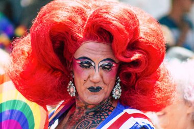 Tel Aviv İsrail 14 Haziran 2019 'da, cinsel yönelim özgürlüğü için LBGT hareketinin bir protestosu olan Tel Aviv sokaklarında eşcinsel onur yürüyüşüne katılan kimliği belirsiz insanların görüntüsü