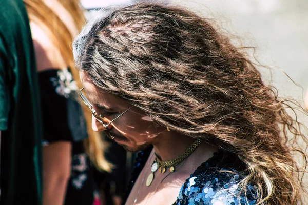 Tel Aviv İsrail 14 Haziran 2019 'da, cinsel yönelim özgürlüğü için LBGT hareketinin bir protestosu olan Tel Aviv sokaklarında eşcinsel onur yürüyüşüne katılan kimliği belirsiz insanların görüntüsü