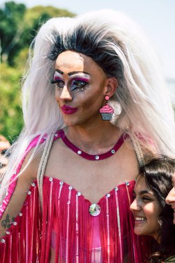 Tel Aviv İsrail 14 Haziran 2019 'da, cinsel yönelim özgürlüğü için LBGT hareketinin bir protestosu olan Tel Aviv sokaklarında eşcinsel onur yürüyüşüne katılan kimliği belirsiz insanların görüntüsü