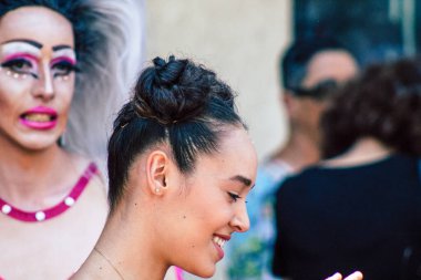 Tel Aviv İsrail 14 Haziran 2019 'da, cinsel yönelim özgürlüğü için LBGT hareketinin bir protestosu olan Tel Aviv sokaklarında eşcinsel onur yürüyüşüne katılan kimliği belirsiz insanların görüntüsü