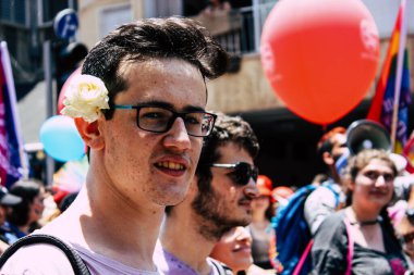 Tel Aviv İsrail 14 Haziran 2019 'da, cinsel yönelim özgürlüğü için LBGT hareketinin bir protestosu olan Tel Aviv sokaklarında eşcinsel onur yürüyüşüne katılan kimliği belirsiz insanların görüntüsü