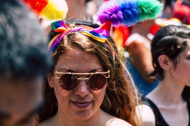 Tel Aviv İsrail 14 Haziran 2019 'da, cinsel yönelim özgürlüğü için LBGT hareketinin bir protestosu olan Tel Aviv sokaklarında eşcinsel onur yürüyüşüne katılan kimliği belirsiz insanların görüntüsü