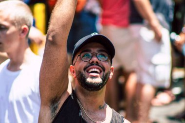 Tel Aviv İsrail 14 Haziran 2019 'da, cinsel yönelim özgürlüğü için LBGT hareketinin bir protestosu olan Tel Aviv sokaklarında eşcinsel onur yürüyüşüne katılan kimliği belirsiz insanların görüntüsü