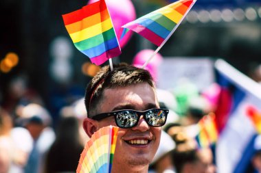 Tel Aviv İsrail 14 Haziran 2019 'da, cinsel yönelim özgürlüğü için LBGT hareketinin bir protestosu olan Tel Aviv sokaklarında eşcinsel onur yürüyüşüne katılan kimliği belirsiz insanların görüntüsü