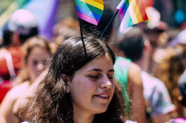 Tel Aviv İsrail 14 Haziran 2019 'da, cinsel yönelim özgürlüğü için LBGT hareketinin bir protestosu olan Tel Aviv sokaklarında eşcinsel onur yürüyüşüne katılan kimliği belirsiz insanların görüntüsü